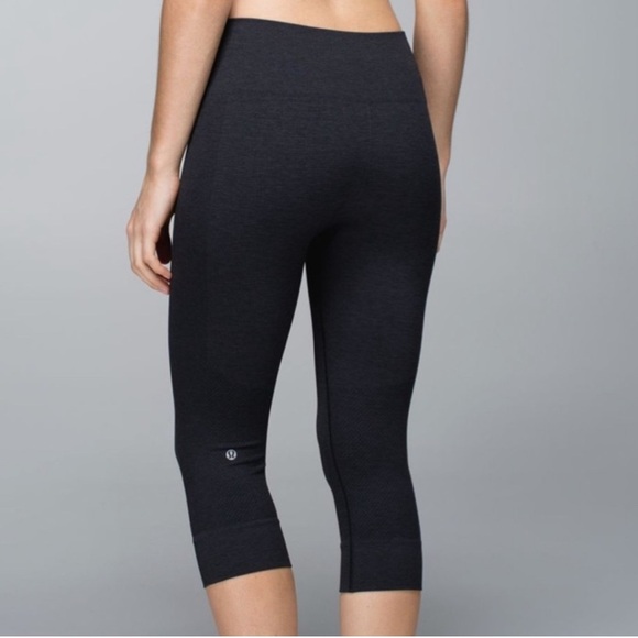 Lululemon Athletica Seamlessly Street Crop Black Leggings size8 Ultimate Comfort - Picture 1 of 11